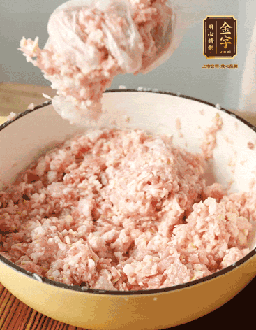 肉丁、咸肉丁、一丟丟鹽、料酒拌勻，反復摔打上勁。接著加入1兩蔥姜水，反復拌勻摔打上勁。前后共加3遍。3遍后筍丁，接著反復摔打上勁。最后加入1個蛋清、3茶匙生粉拌勻摔打上勁