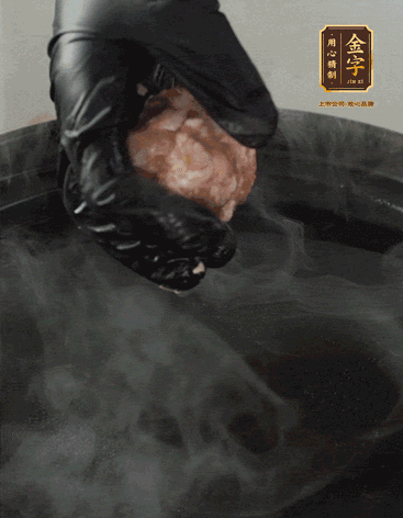 獅子頭摔打至圓潤牢固，等水煮開后，放獅子頭