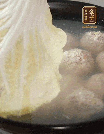 等獅子頭浮起來時再加白菜蓋。小火慢燉2小時