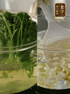 春筍切丁焯水；薺菜加鹽焯水，過涼水后切成細(xì)末