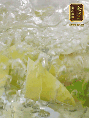 春筍沿著外皮豎著淺劃一刀，剝下外殼，切掉尾部的老根，切滾刀塊。簡(jiǎn)單焯水去澀味。