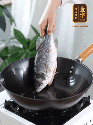 熱油，加1大勺豬油、姜片，再下鱸魚，煎至定型后翻面。（加點(diǎn)豬油，燉出的魚湯更容易變?yōu)榍逅哪贪咨＃?>
					</div>
					<span>步驟 3/6</span>
					<p>熱油，加1大勺豬油、姜片，再下鱸魚，煎至定型后翻面。（加點(diǎn)豬油，燉出的魚湯更容易變?yōu)榍逅哪贪咨?。?/p>
				</li><li>
					<div   id=