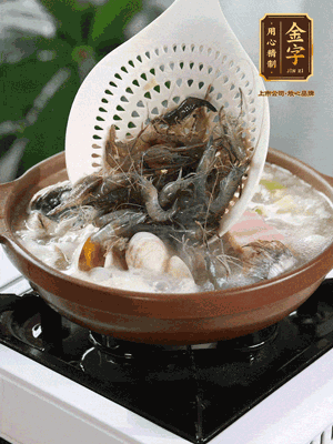 最后加一把蛤蜊、一把河蝦燜2分鐘，放一點(diǎn)白胡椒粉調(diào)味，撒上蔥花點(diǎn)綴！