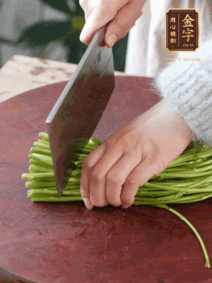 正嫩的藜蒿，掐頭去除根部，切小段