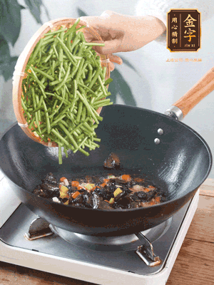 熱油煸香蒜末、姜粒、小米辣，再下臘肉煸炒出香味