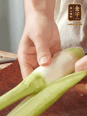 茭白去皮切絲，下鍋稍稍汆燙一下瀝干。