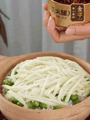 到水微干，放上豌豆、茭白絲。
