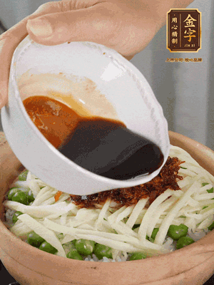 繼續(xù)小火燜3分鐘，淋上XO醬攪拌均勻。
