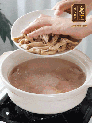 再下筍干段，加水、少許黃酒中火燉煮15分鐘。