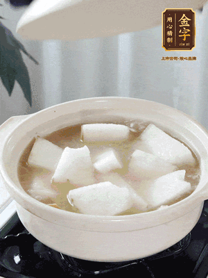 最后下冬瓜繼續(xù)燉煮10分鐘，撒上蔥花點綴。