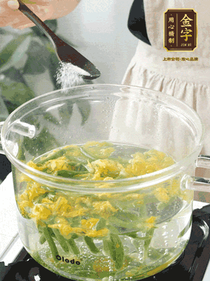 水開后，加鹽、黃瓜花焯水30秒