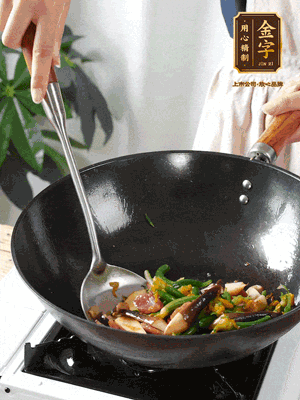 煸香蒜末，下香腸翻炒均勻，再依次下雞縱菌、黃瓜花