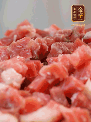 做月餅餡 火腿切成小丁，溫水浸泡5分鐘，上鍋蒸熟15-20分鐘，再將火腿丁、白砂糖、蜂蜜攪拌腌漬2小時(shí)
