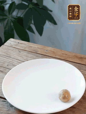 做水油皮、油酥 將油皮材料放入料盆中，加100ml水?dāng)嚢璩裳┗ㄆ瑺?。在案板上反?fù)揉搓成有一定筋度的光潔面團(tuán)，搓成14個(gè)團(tuán)子。
