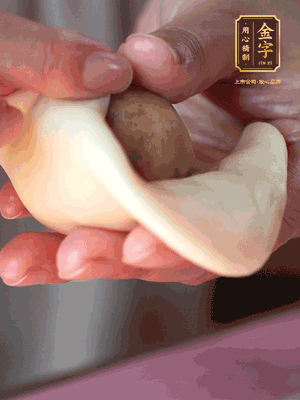 包月餅 面劑兩頭向中間捏緊， 光滑一面向下