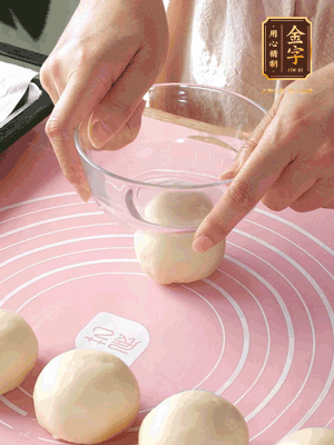 按扁后搟成圓形面皮。餡料放在面皮中心，把餡料包緊，捏緊收口