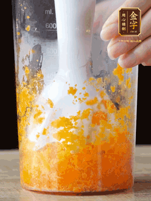 加玉米油、水怡、水揉搓成細(xì)膩的面團(tuán)。松弛半小時(shí)后，分成37g一個(gè)