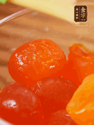 咸蛋黃噴白酒，170℃烤10分鐘。打碎過(guò)篩