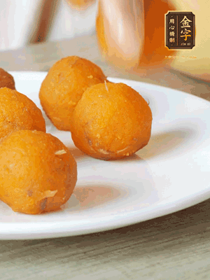 融化的黃油、芝士粉攪勻，加糖粉、蛋液、淡奶油、咸蛋黃攪勻，再加入玉米淀粉、奶粉拌勻，用不粘鍋炒至抱團(tuán)