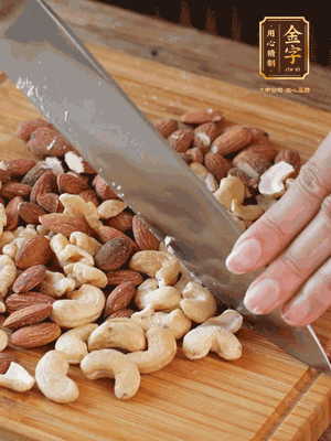 熟堅果切成大顆粒，加入杏仁片、白芝麻、火腿絲、熟糯米粉、玫瑰花醬、花生油、水怡攪拌均勻，捏成52g一個的小球