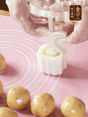 收緊虎口搓圓，裹上一層面粉，放入模具壓一壓