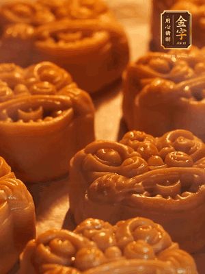 表面噴上水，烤箱預(yù)熱至190℃，170℃烤10分鐘