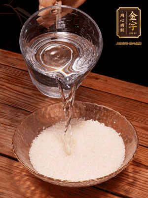 大米提前浸泡30分鐘。干香菇泡發(fā)切成條；蝦米提前浸泡2小時