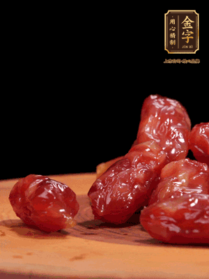 金字粒腸，一半切成片，一半保留整顆