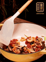 蔥白、干香菇、蝦米、香腸片略微翻炒才出香味，然后倒入料汁（生抽3勺、蠔油2勺、胡椒粉少許）、大米拌勻