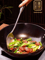 油熱下香腸炒至兩面微焦，下姜蒜、干辣椒、小米椒碎爆香