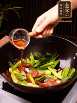 下蒜苗炒軟，沿鍋邊烹入一勺料酒，加醬油、蠔油、白糖調味炒勻