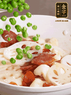 熱油下鍋，爆香香腸