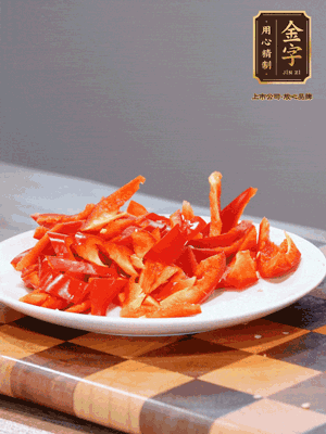 藕帶洗凈，斜切成小段備用、姜切絲、蒜切片、辣椒斜切，再切少許蒜