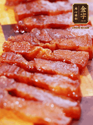 金字醬油肉煮熟，切片