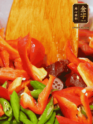 油熱后放入蒜末，下醬油肉煸香