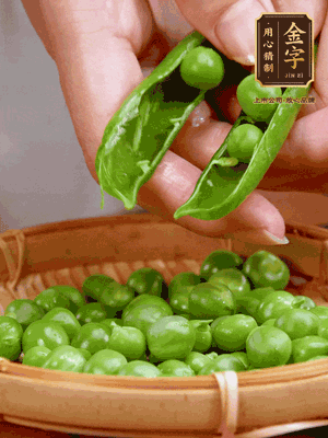 甜豆去殼，剝出甜豆米。百合小心剝成片。