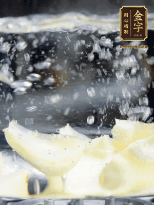 燒開一鍋水，甜豆米、百合燙10秒