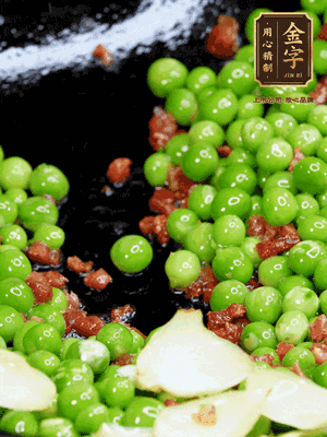 鍋內(nèi)少許油，下火腿煸香，再下甜豆米、百合翻炒，少許鹽、一點(diǎn)水煮到收干