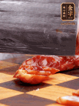 處理食材：香腸切片，土豆切塊、胡蘿卜切丁、豆角切段