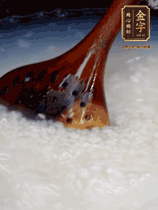 大米淘洗干凈，水開放入大米，煮3分鐘，煮到用手可以掐斷大米，撈出瀝干備用