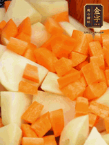 加土豆、胡蘿卜翻炒，隨后加入豆角、1勺鹽、1勺生抽、1勺蠔油、半勺老抽煸炒均勻