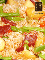 轉(zhuǎn)小火蓋上蓋子燜至水分收干，大概10分鐘