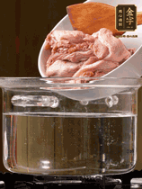 麻鴨切塊，冷水下鍋，加蔥姜、料酒焯水。撈出溫水洗凈