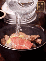 所有食材放入電飯鍋，加2勺料酒，足量的開水，按煲湯鍵煮湯