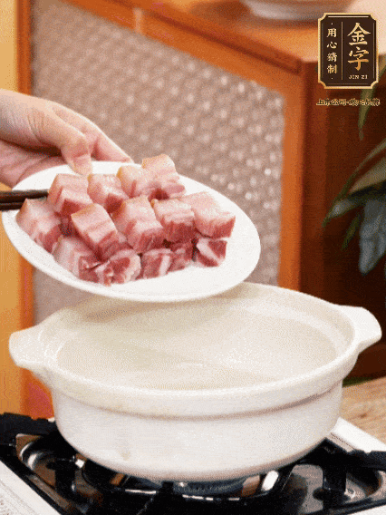 鍋內(nèi)倒油，下咸肉微微煸炒，再放排骨炒一下