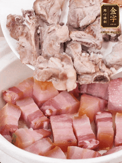 倒入開(kāi)水燉煮，大火燒開(kāi)后轉(zhuǎn)小火