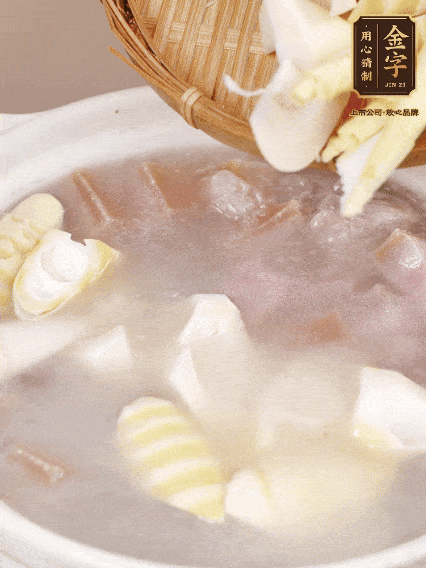 小火燉20分鐘后，放入春筍燉15分鐘