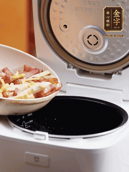 和洗凈的大米一起倒入電飯煲，攪拌均勻。水剛好沒過大米