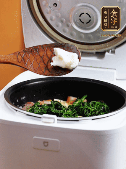 放入電飯鍋、加1勺豬油翻拌均勻