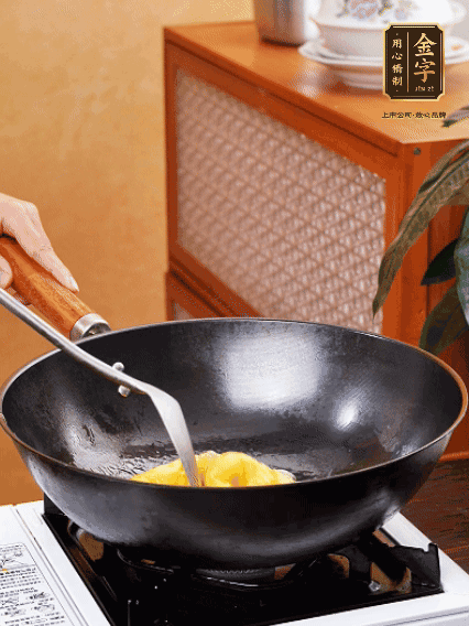 熱油，下雞蛋液煎好，盛出備用